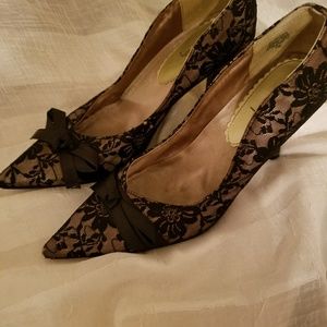 Lace kitten heel
